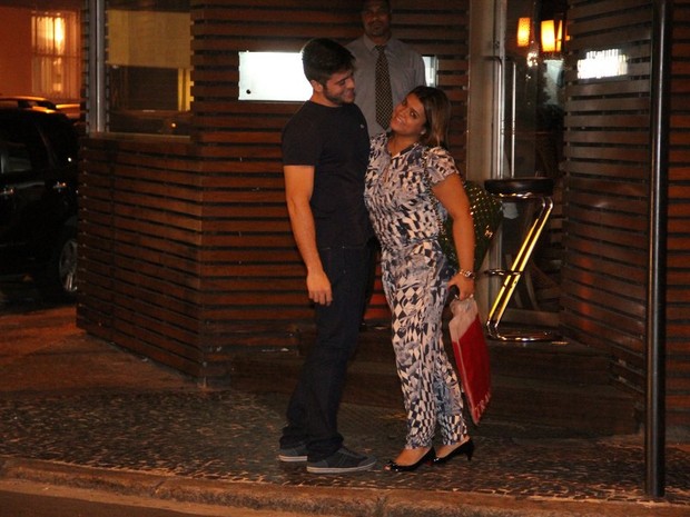 Preta Gil e o noivo, Rodrigo Godoy, em restaurante na Zona Sul do Rio (Foto: Rodrigo dos Anjos/ Ag. News)