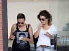 Maria Gadú toma sorvete com a namorada