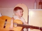 Rodrigo Hilbert relembra infância e posta foto pequeno tocando violão