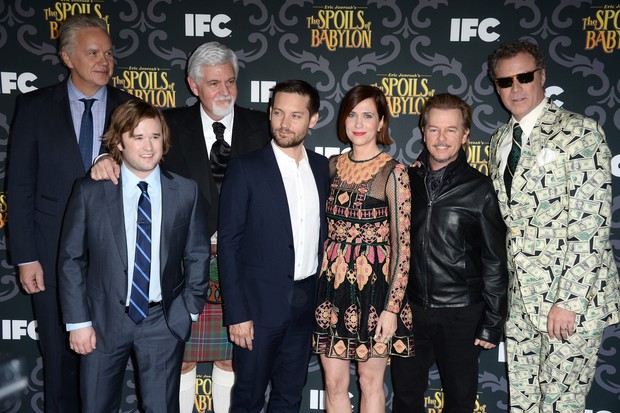 Haley Joel Osment posa com o resto do elenco (Foto: AFP)