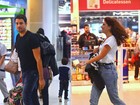 Cauã Reymond e Mariana Goldfarb embarcam em aeroporto do Rio
