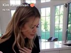 Khloe Kardashian comemora divórcio e volta ao nome de solteira com bolo