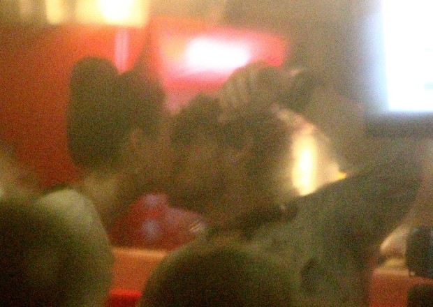 Isis Valverde beija o namorado, Tom Rezende, em bar na Zona Oeste do Rio (Foto: Delson Silva/ Ag. News)