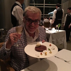 Para festejar, Walcyr Carrasco saiu para jantar e bebeu vinho (Foto: Reprodução/Instagram)
