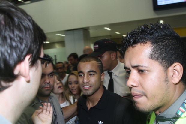 Lucas desembarca no Brasil (Foto: Thiago Duran/AgNews)