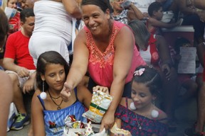 Dona Lúcia com as filhas na Sapucaí (Foto: Anderson Barros / EGO)