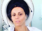 Viviane Araujo registra dia no salão: 'Terapia capilar'