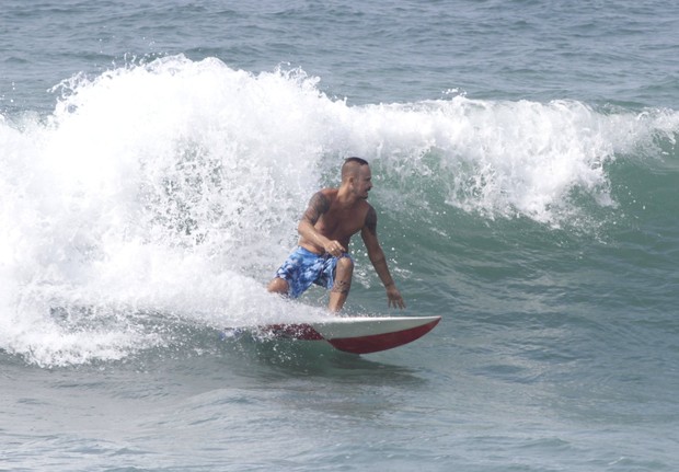 Paulinho Vilhena surfa com amigo na praia de Grumari (Foto: Leoncio Pestana/ Ag. News)