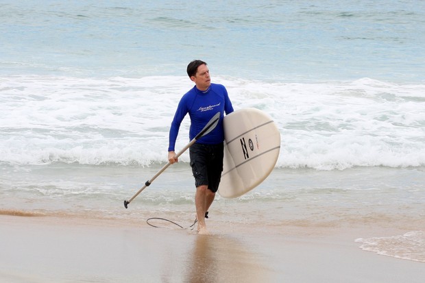 Ed Helms faz stand up paddle no Rio (Foto: Jc Pereira /Foto Rio News)