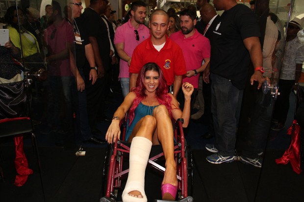 Thais Bianca de cadeira de rodas com o pé enfaixado (Foto: Thais Aline / Ag Fio Condutor)