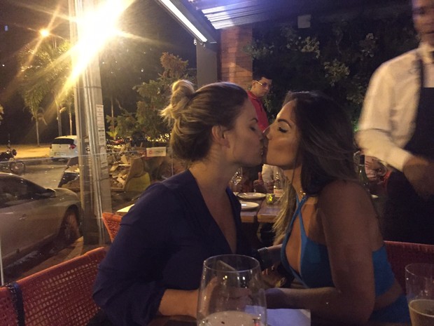 Ex-BBBs Natalia Casassola e Anamara se beijam em bar em Goiânia, Goiás (Foto: Divulgação)