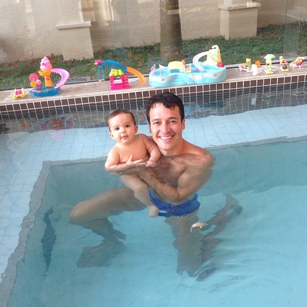 Rodrigo Faro com a caçula na piscina (Foto: Reprodução_Instagram)