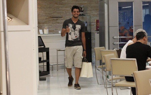 Rodrigo Simas em shopping no Rio (Foto: Gabriel Rangel/ Ag. News)