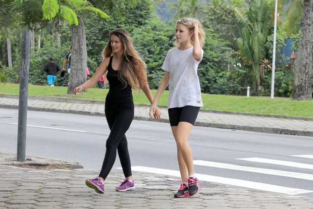 Yasmin Brunet e Rhaisa Batista caminham juntas (Foto: JC Pereira/Ag News)