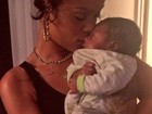 Pra titia! Rihanna paparica sobrinha e posta fotos com o bebê