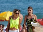 Paula Burlamaqui e Amora Mautner exibem boa forma na praia 