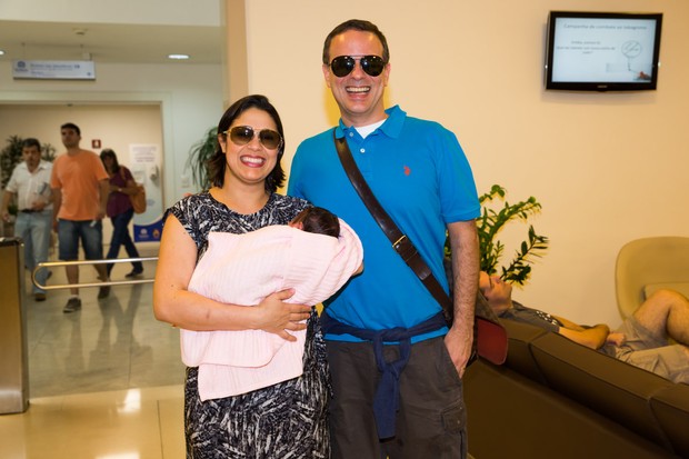 Dudu Braga com a mulher e a filha na saída da maternidade (Foto: Manuela Scarpa/Foto Rio News)