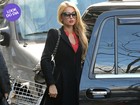 Look do dia: Paris Hilton capricha no saltão e na bolsa de grife em passeio
