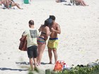 Mamãe fitness: Deborah Secco treina acompanhada do namorado na praia
