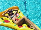 Thaila Ayala relaxa em piscina e mostra corpo sequinho de biquíni