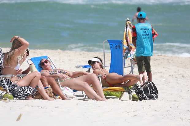 Isis Valverde na praia com amigas (Foto: AgNews)