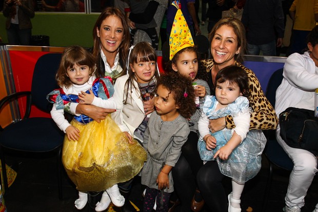 Ticiane Pinheiro, Patricia Maldonado com as filhas e Maria Alice e Maria Sophia, filhas de Bia Antony e Ronaldo (Foto: Manuela Scarpa / Foto Rio News)