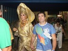 Claudia Raia leva namorado a tiracolo para desfile no Rio