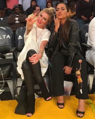Anitta assiste jogo de basquete em Los Angeles com Ludmilla Dayer - Área VIP