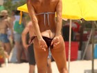 Fernanda de Freitas ajeita o biquíni e mostra demais em dia de praia