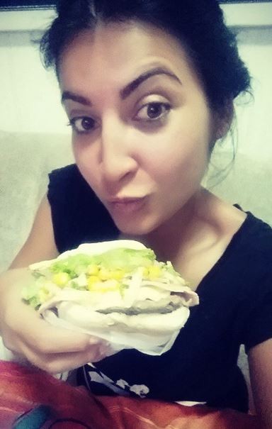 Priscila Pires devora sanduíche (Foto: Reprodução / Instagram)