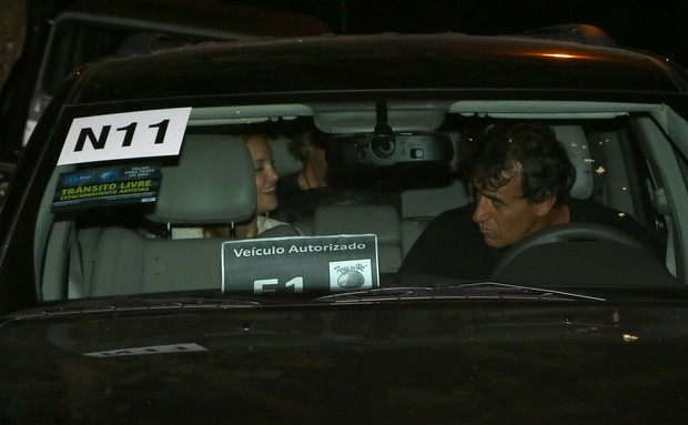 Kate e o marido já no carro (Foto: André Freitas e Gabriel Rangel/AgNews)