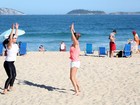 Letícia Birkheuer faz treino funcional na praia do Leblon, no Rio