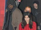 Kim Kardashian exibe cinturinha de pilão com vestido justíssimo