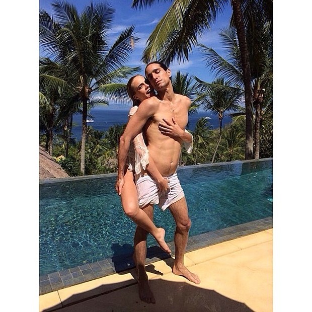Cara Delevingne em foto polêmica o amigo Sebastian Faena em Bali, na Indonésia (Foto: Instagram/ Reprodução)