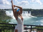 Fernanda Lacerda posa decotada em ponto turístico no Canadá