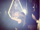 Jessica Alba ganha beijão do marido em sua festa de aniversário