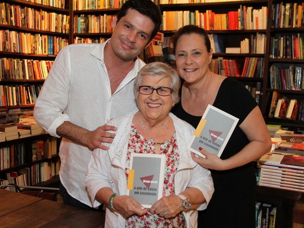 Thiago Pichi, Hilda Rebello e Elizabeth Savala em lançamento de Livro em Ipanema, Zona Sul do Rio (Foto: Anderson Borde/ Ag. News)