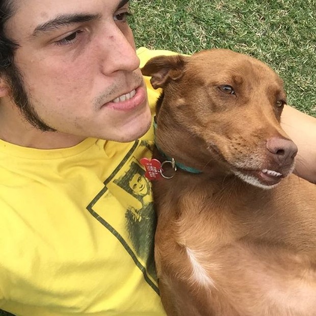 Mateus Solano faz careta com cachorro (Foto: Reprodução / Instagram)