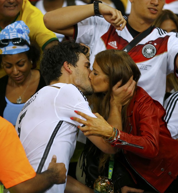 Mats Hummels beijando a namorada Cathy Fische (Foto: Agência Reuters)