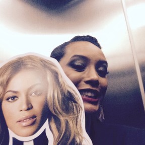 Taís Araújo posa com máscara de Beyoncé (Foto: Instagram/ Reprodução)