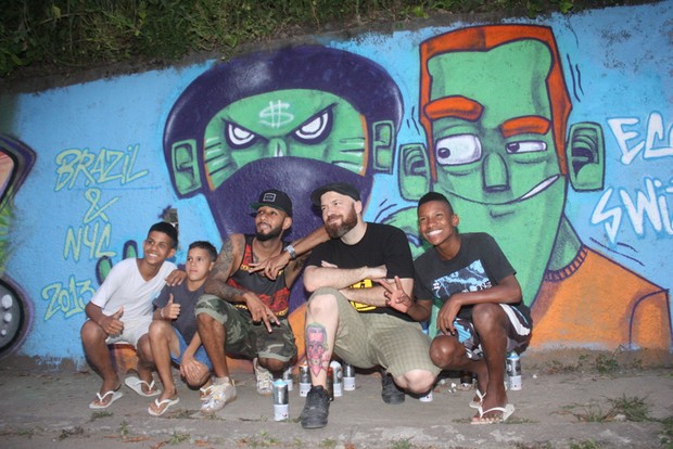 Marido de Alicia Keys grafita muro no Rio (Foto: Fábio Martins/AgNews)