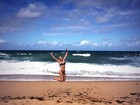 Eliana dá salto de biquíni na praia
