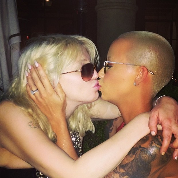 Courtney Love beija Amber Rose em festa em Los Angeles, nos Estados Unidos (Foto: Instagram/ Reprodução)