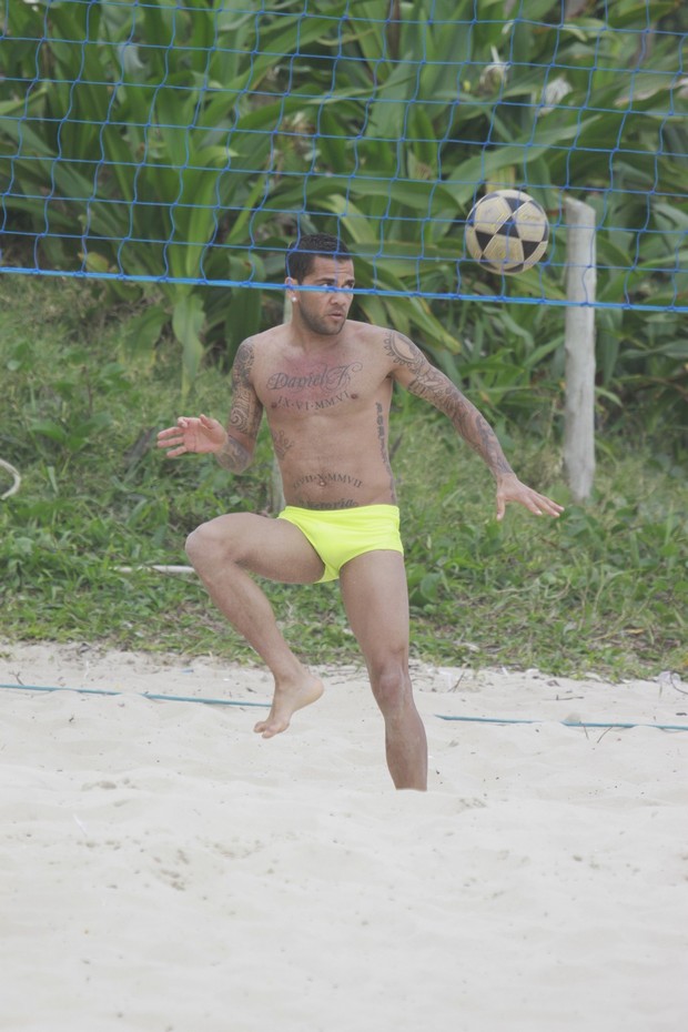 Daniel joga futevôlei na praia da Barra da Tijuca, Zona Oeste do Rio (Foto: Dilson Silva/Ag News)