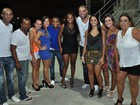 Adriano curte a noite carioca com a namorada, amigos e familiares