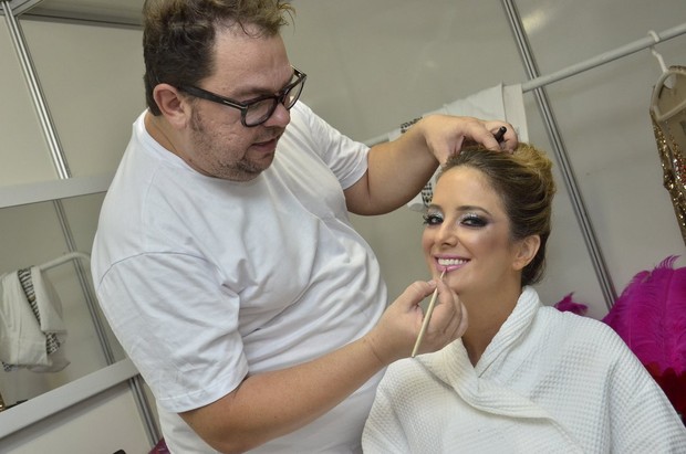 Ticiane Pinheiro se maquia para desfilar na Sapucaí, RJ (Foto: Roberto Teixeira / EGO)