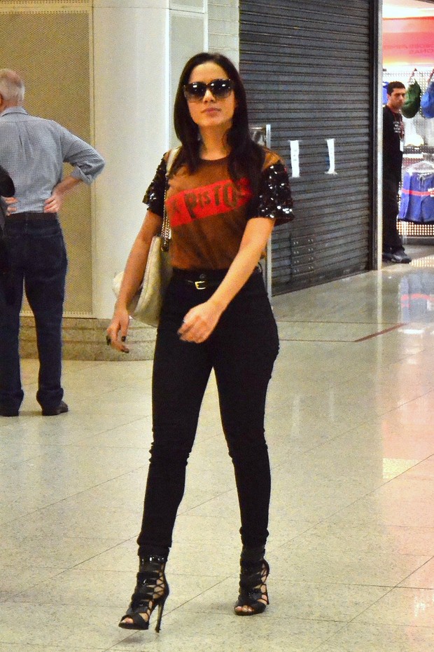 Anitta no aeroporto (Foto: William Oda/Agnews)