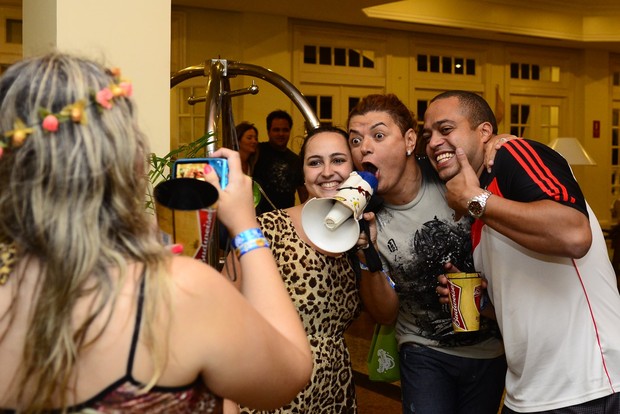 David Brazil com os fãs do hotel na Costa do Sauípe (Foto: Roberto Teixeira/EGO)