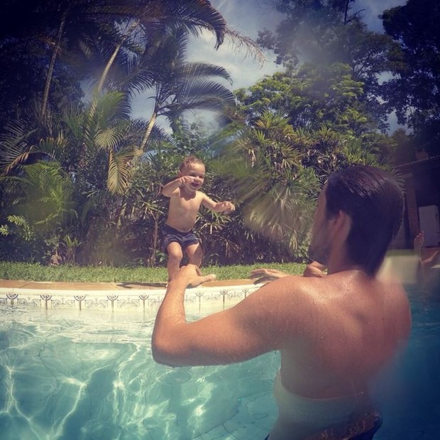 Felipe Simas com o filho, Joaquim (Foto: Reprodução/Instagram)