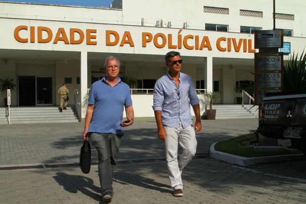 Leonardo Vieira saindo da cidade dá polícia (Foto: Anderson Borde / AgNews)